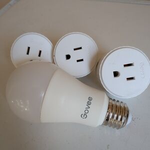 Govee White Smart LED Bulb with White Smart Plugs